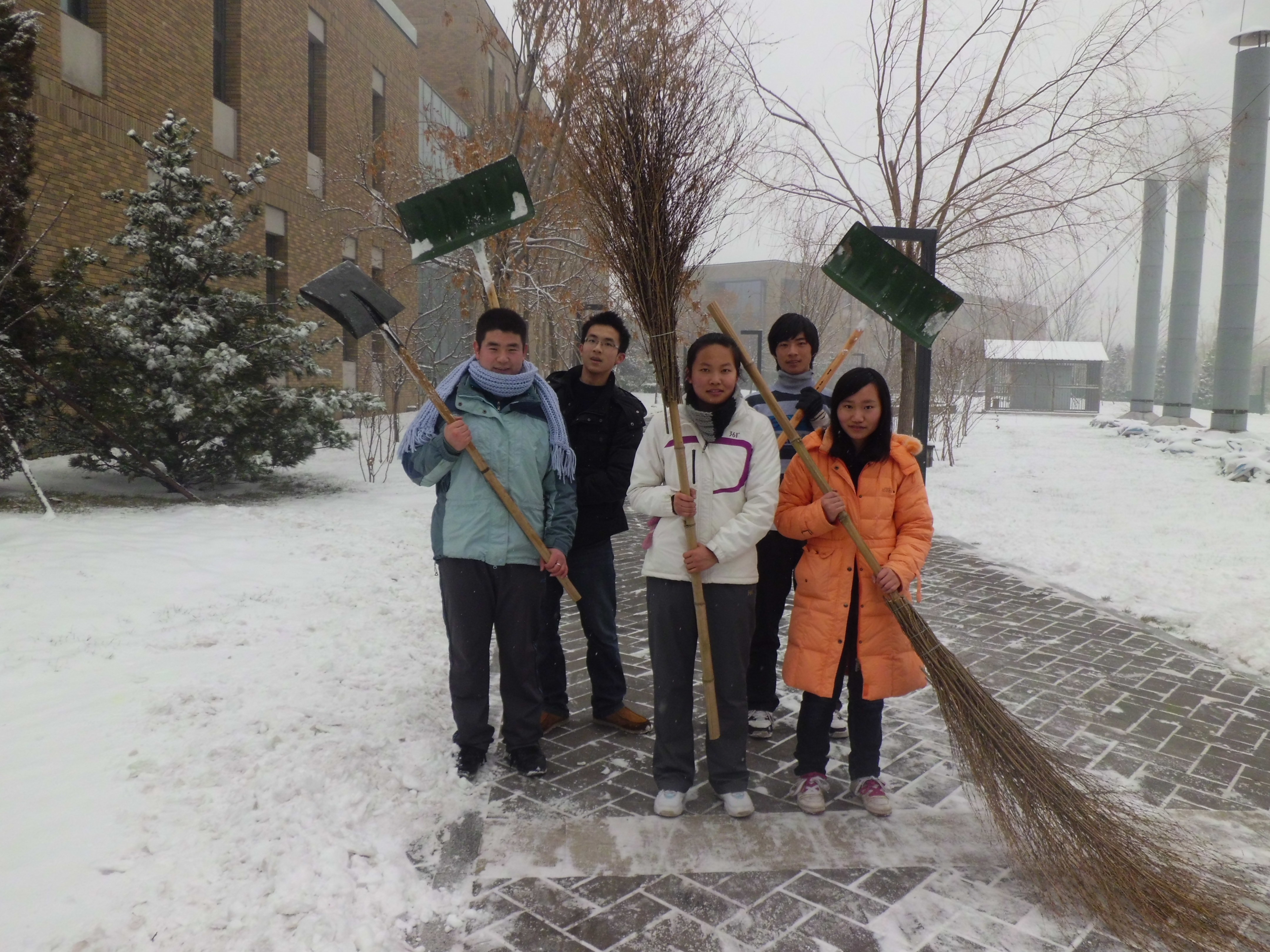 共建共享用点滴小事做校园建设的积极参与者,是这次志愿扫雪工作背后